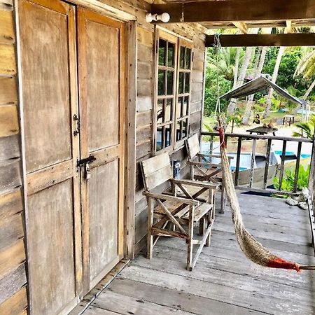 Beachfront Hut Downstairs Astra - Beach Shack Chalet Kampong Juara Экстерьер фото