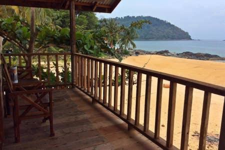 Beachfront Hut Downstairs Astra - Beach Shack Chalet Kampong Juara Экстерьер фото