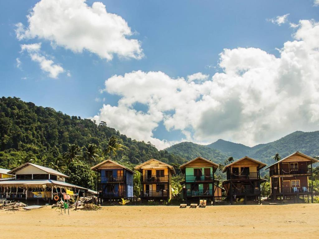 Beachfront Hut Downstairs Astra - Beach Shack Chalet Kampong Juara Экстерьер фото